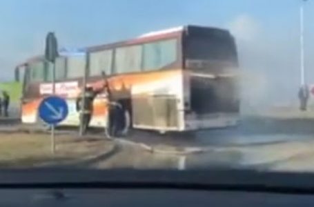 Punëtori në Fushë-Kosovë i vë flakën autobusit pasi shefi nuk ia dha pagën