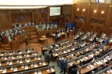 Kamera kap telefonin e Adem Hoxhës, shihet komunikimi mes tij e Albin Kurtit