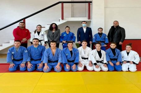 ​Ministri Çeku viziton ekipin kosovar të xhudos, bisedojnë për udhëtimin drejt Lojërave Olimpike