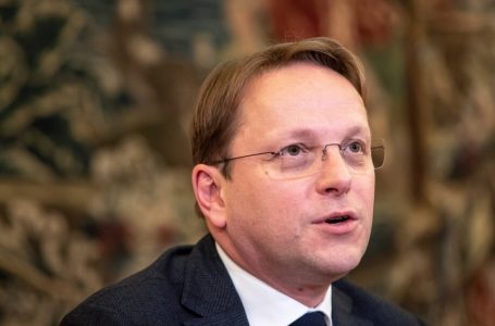 ​Varhelyi premton më shumë vaksina për Kosovën