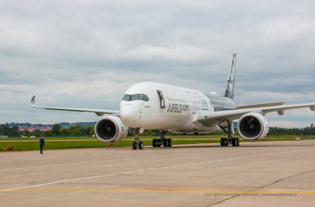 Pasagjeri në aeroplan la një portofol me 45 mijë dollarë