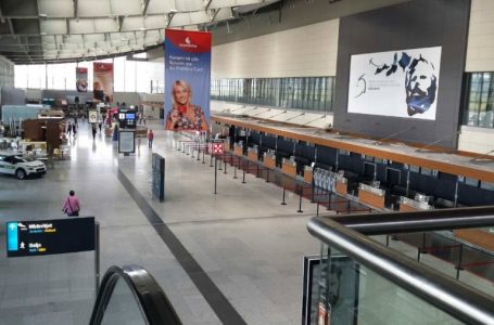 Pandemia i pëgjysmoi dhe fluturimet e aeroplanëve