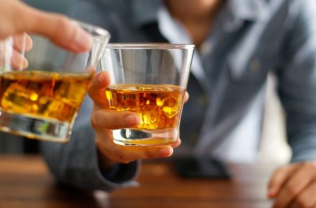 Studimi i ri i Oxford hedh poshtë mitin: Një gotë alkool nuk prish punë