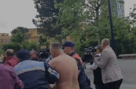 Tenton të vetëdigjet me benzinë në sheshin “Skëndërbeu”, gjatë ceremonisë së Fitër Bajramit!