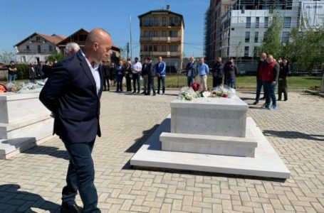 ​Haradinaj bën homazhe te varret e heronjve Ilir Konushevci dhe Hazir Malaj