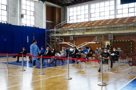 ​Të moshuarit po kanë vështirësi në aplikimin online për vaksinim