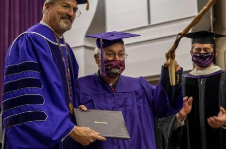 La kolegjin për luftë, 97 vjeçari diplomon gati 80 vjet më vonë
