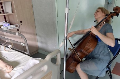 Violonçelistja në Paris luan për pacientët, pasi ‘muzika qetëson dhimbjen’