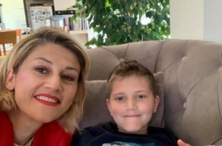 Mimoza Kusari tregon se si është gjendja e djalit të saj pasi u sulmua nga qentë endacakë