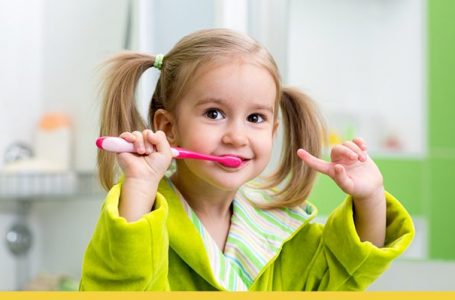 Mosha e duhur kur fëmijët duhet të fillojnë të lajnë dhëmbët