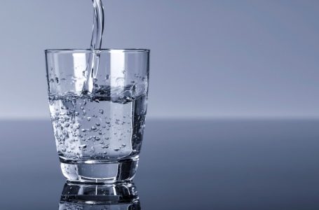 Pirja e ujit mund të jetë çelësi i gjendjes më të mirë shpirtërore dhe lumturisë