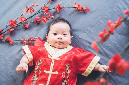 Kina merr vendim të lejojë çiftet të kenë deri në tre fëmijë