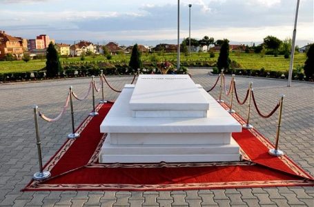 Osmani dhe ish-presidentët sot bëjnë homazhe te varri i Ibrahim Rugovës
