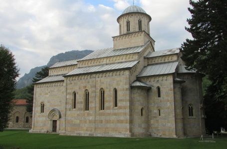 Qeveria pret zbatimin e vendimit për tokën e Manastirit të Deçanit