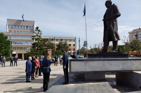 ​Osmani dhe ish-presidentët nderojnë Rugovën, e quajnë arkitekt të shtetit