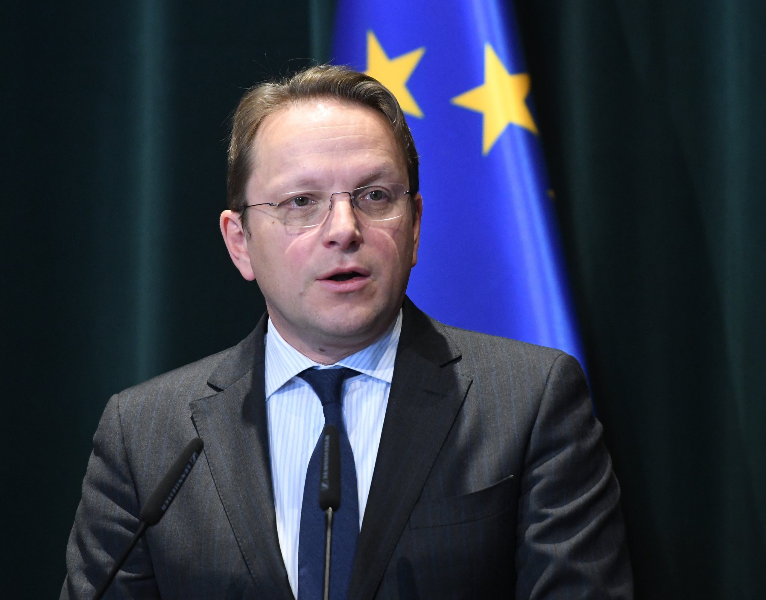 Komisionari për zgjerim i Bashkimit Evropian vjen të mërkurën në Kosovë
