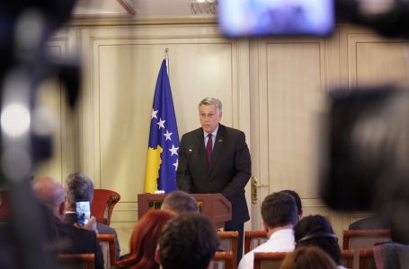 Kosnett: Gazetarët meritojnë respektin dhe mbrojtjen tonë