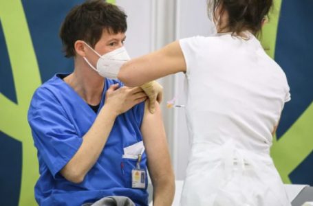 Mjeku në Austri, me një shiringë vaksinoi 60 persona kundër coronavirusit
