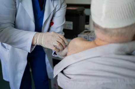 ​UNICEF u bën thirrje vendeve të pasura të dhurojnë vaksina