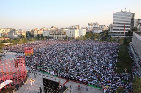 Namazi në sheshin “Skënderbej”