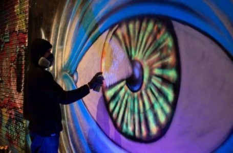 Drejtori i Microsoftit krahason inteligjencën artificiale me librin e Orwellit