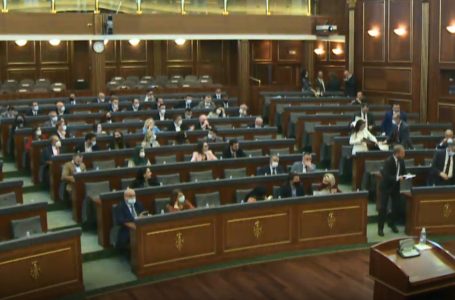Pas replikave të ashpra mes pozitës dhe opozitës, Kuvendi shkon në pauzë