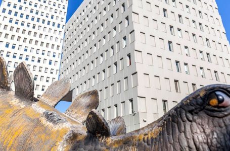 Gjendet trupi i një njeriu të zhdukur në statujën e dinozaurit në Spanjë (FOTO)