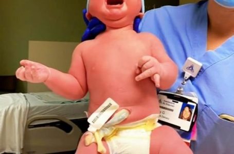 Nëna lind foshnje ‘gjigante’, e veshë me rroba 1 vit më të mëdha