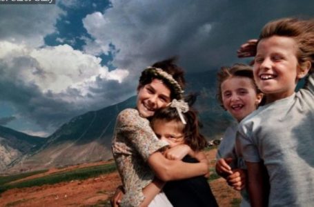 Një fotografi e “lumtur” e fëmijëve refugjatë kosovarë gjatë luftës së vitit 1999