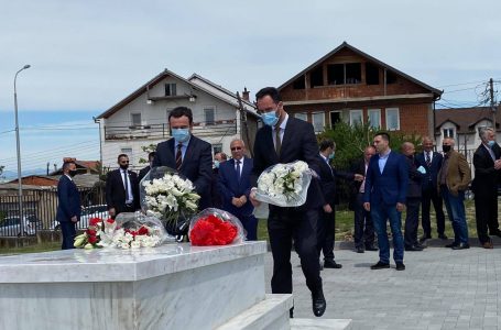 Albin Kurti dhe Glauk Konjufca nderojnë në 23-vjetorin e rënies heroin Bahri Fazliu
