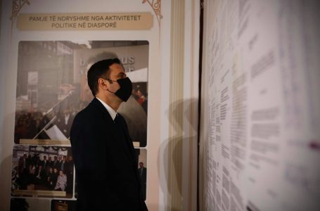 Kryetari i LDK-së Lumir Abdixhiku viziton ekspozitën për Sali Çekajn