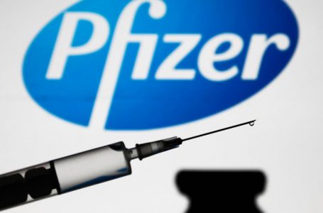 CEO i Pfizer: Mund të nevojitet një dozë e katërt e vaksinës për t’u mbrojtur nga Omicron