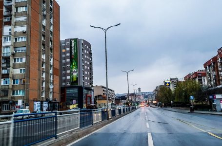 ​Hodhi nga ndërtesa gjësende të forta, arrestohet një person në Prishtinë