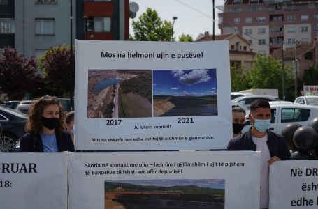 ​Protestë para Ministrisë së Mjedisit, kërkohet të ndalet ndotja e ujit, ajrit dhe tokës nga “Ferronikeli”