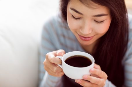 Pse duhet ta filloni ditën tuaj me kafe në vend të çajit?