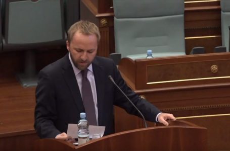Abelard Tahiri kërkon shkarkimin e Gërvalles: Serbia të ka ty përfaqësues në Kosovë, ti je turpi i diplomacisë