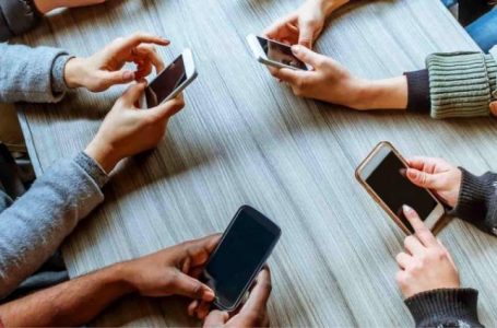 Adoleshentët që kalojnë më shumë se 9 orë në rrjetet sociale rrezikohen nga depresioni