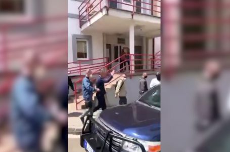Veseli sërish viziton babain në spital