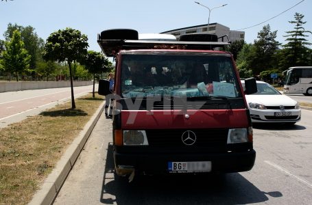 Ndalohet një automjet me targa të Beogradit në Gjakovë