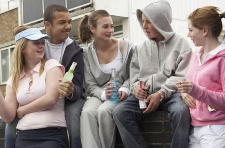 Adoleshentë duhanpirës apo pijedashës