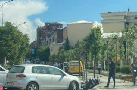 Aksident afër Kuvendit, mes një veture e një motiçiklete