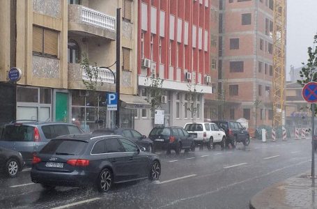 Temperatura të larta në mëngjes, reshje të dendura shiu pasdite në Gjakovë (VIDEO)