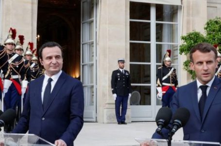 Dhurata që Macron ia bëri Kurtit dje në Paris