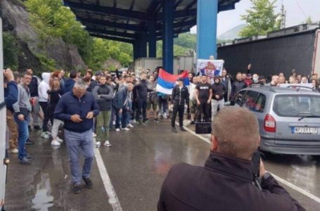 Dy autobusë me pelegrinë dhe alpinistë serbë nuk lejohen të hyjnë në Kosovë