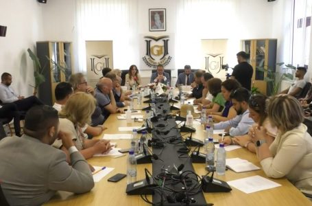 Tryezë diskutimi për edukimin e komuniteteve