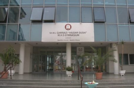 Pas tri ndryshimeve, sot perfundoi viti shkollor për klasat e IX, X dhe XI