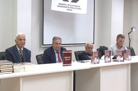 Dashamir Uruçi promovon librin “ Në dritë të vetëtimës”