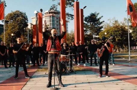 Valon Shehu risjellë këngën e Ilir Shaqirit “Yjet e Gjakovës” në një version ndryshe