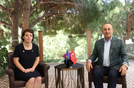 Ministrja Gërvalla takohet me ambasadorin e Turqisë