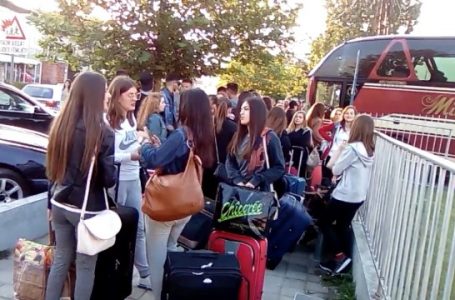 Deputeti Tahiri, kërkon lejimin e ekskursioneve për maturantët